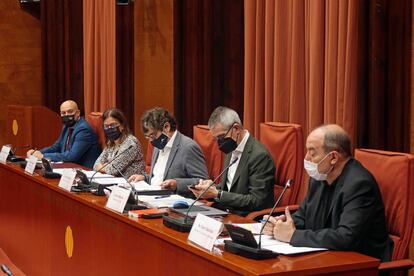 Comisión de control de la CCMA, con la vicepresidenta Núria Llorach, el director de TV3, Vicent Sanchis, y el de Catalunya Ràdio, Saül Gordillo.