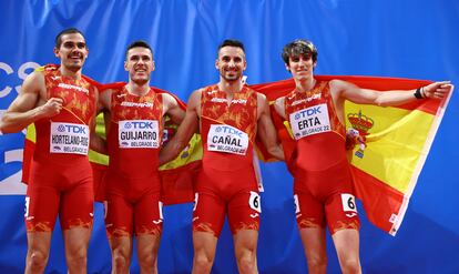 El equipo español formado por Bruno Hortelano, Manuel Guijarro Iñaki Canal y Bernat Erta, tras ganar la plata en el relevo 4x400m.