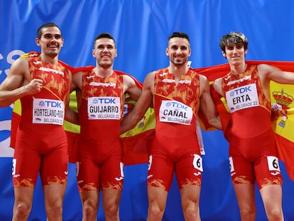 El equipo español formado por Bruno Hortelano, Manuel Guijarro Iñaki Canal y Bernat Erta, tras ganar la plata en el relevo 4x400m.