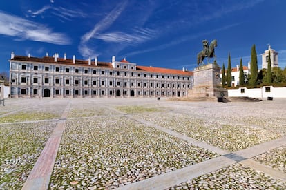 Si solo podemos visitar uno de los pueblos de mármol del Alentejo, este debería ser Villa Viçosa. Cuenta con una hermosa plaza alargada con naranjos, un palacio de mármol, uno de los más grandes del país, y también un castillo, el de los Braganza, la dinastía que reinó en Portugal desde 1640 hasta que el país se convirtió en república. En este castillo nació Catalina de Braganza (1638), esposa de Carlos II y reina consorte de Inglaterra (y a quien el barrio de Queens, en Nueva York, debe su nombre). Monsaraz es un pueblo tranquilo y amable, con muchos rincones interesantes (con mármol y sin mármol): especialmente recomendable es asomarse al <a href="http://www.fcbraganca.pt/" target="_blank">Palacio Ducal de los Braganza</a>, el castillo en lo alto del pueblo y sus agradables jardines, o la iglesia del casillo, decorada con azulejos. Todo encierra interesantes historias. Para sentirnos como la auténtica Catalina de Braganza podemos alojarnos en <a href="https://www.casadocolegiovelho.com/en-gb" target="_blank">la Casa do Colégio Velho </a>, una antigua casa señorial, que fue sede local de la Compañía de Jesús en el siglo XVII.