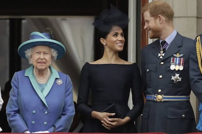 Isabel II, junto a Meghan Markle y el príncipe Enrique.