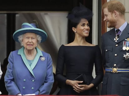 Isabel II, junto a Meghan Markle y el príncipe Enrique.