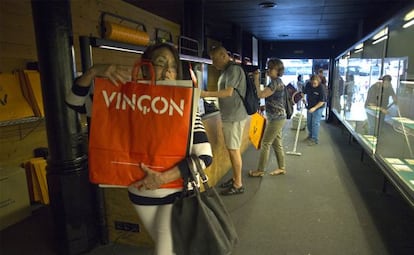 Varios clientes en la tienda Vinçon en su último día abierta.