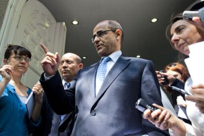 El abogado del Estado, Joaquín de Fuentes Bardají, tras registrar en el Tribunal Supremo la impugnación de candidaturas.