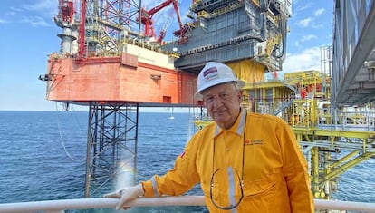 El presidente López Obrador, en una plataforma petrolera en diciembre.