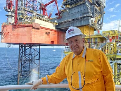 El presidente López Obrador, en una plataforma petrolera en diciembre. 