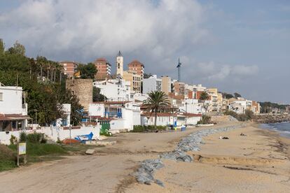 Edificaciones en primera linea de playa en Montgat.