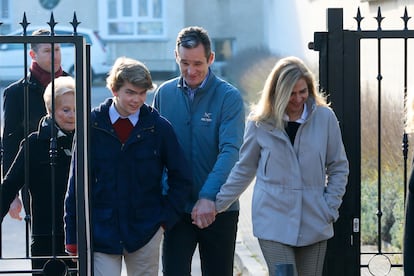 Iñaki Urdangarin y Cristina de Borbón, el 25 de diciembre de 2019 en Vitoria con su hijo Miguel.