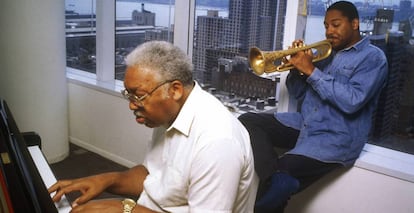 Ellis Marsalis (izquierda)toca con su hijo Wynton.