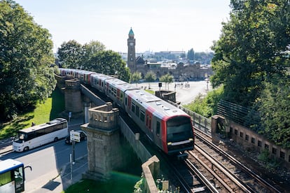 Un tranva cerca de la estacin Landungsbrcken con el ro Elba al fondo en Hamburgo (Alemania).