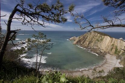 Playa del Silencio o El Gavieru, en el concejo de Cudillero (Asturias), una de las ms bellas y mejor conservadas de Asturias, la comunidad autnoma con menos porcentaje de superficie ocupada (urbanizada o cultivada) en la franja de los primeros 500 metros, con el 9%. En contraste, la Comunidad Valenciana alcanza un 51%.