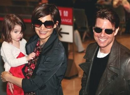 Suri Cruise y sus padres, Katie Holmes y Tom Cruise en una imagen de marzo de 2009.