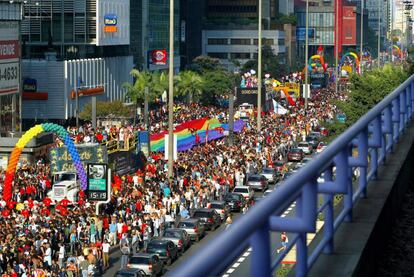 Miles de personas participan en el desfile LGTBI en junio de 2003 en São Paulo (Brasil).