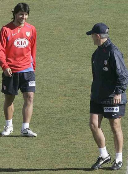 El 'Kun' charla con Aguirre durante el entrenamiento