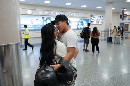 Elena se reencuentra con su novio, Ramiro, en el aeropuerto de Guayaquil tras haber sido deportada desde Estados Unidos.