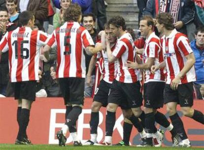 Los jugadores del Athletic felicitan a Yeste, en el centro, abrazado por Ocio, tras su gol.