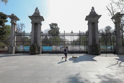 La zona cercana al Retiro en Madrid despierta vacía tras el anuncio del Estado de Alarma, el pasado marzo.