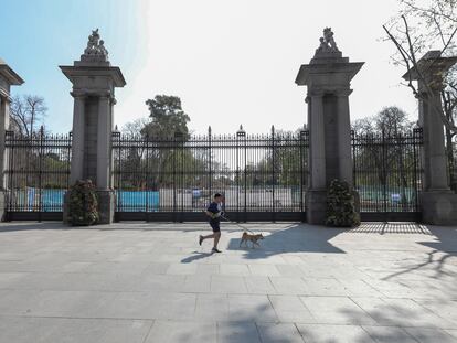 Zona cercana al Retiro despierta vacía tras el anuncio del estado de alarma que realizó el presidente del Gobierno el 15 de marzo de 2020