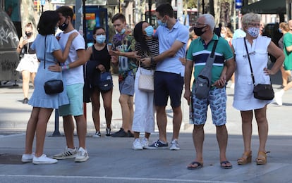 Gente por la calle en Barcelona, este sábado.