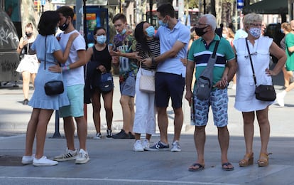 Gente por la calle en Barcelona, este sábado. 