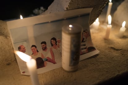 Durante a cerimônia em homenagem aos mortos do desastre, familiares e amigos das vítimas colocaram fotos lembrando quem perdeu a vida sob a lama de rejeitos da mineradora.