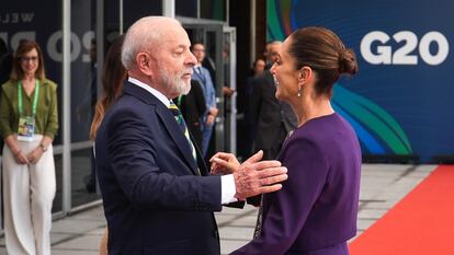 Luiz Inácio Lula da Silva saluda a Claudia Sheinbaum en la cumbre del G-20, en Río de Janeiro, Brasil.