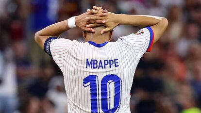 Kylian Mbappe se lamenta tras perder contra España.