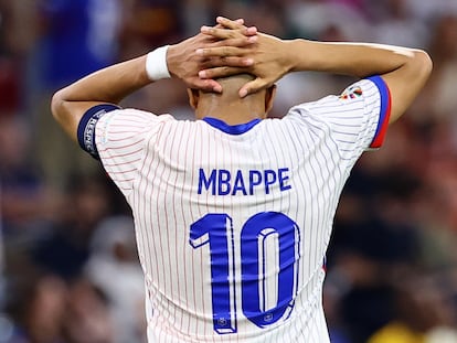 Kylian Mbappe se lamenta tras perder contra España.