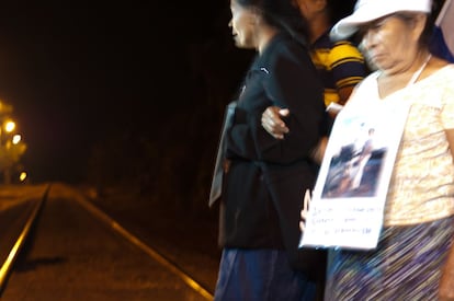 Marcha de la Caravana de madres de emigrantes desaparecidos en tránsito por México, a su paso por las Patronas (Amatlán, Veracruz). Más de 70.000 emigrantes han desaparecido en su tránsito por el territorio mexicano desde 2006 cuando trataban de llegar a Estados Unidos.