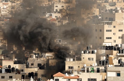 Una columna de humo se alza sobre un edificio de Yenín, en Cisjordania, durante la ofensiva israelí, este viernes.