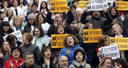 Sanitarios celebran el retiro del plan de privatización, en 2014.