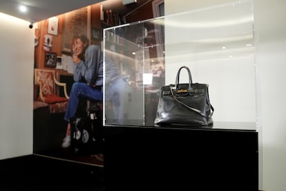 El Birkin de Jane Birkin en una vitrina de Sotheby's esperando a ser comprado.