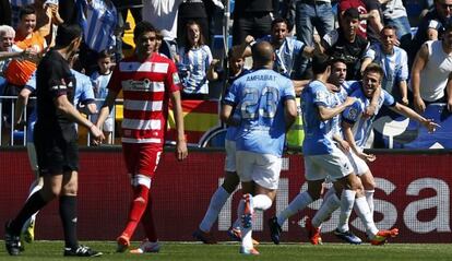 Camacho celebra con sus compa&ntilde;eros uno de los goles.