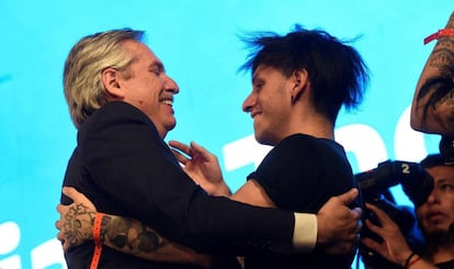 Alberto Fernández, el presidente electo de Argentina, abraza a su hijo Estanislao en Buenos Aires, el 27 de octubre.