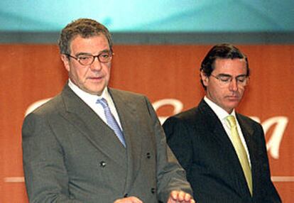 Antonio Alonso Ureba, a la derecha, junto al presidente de Telefónica, César Alierta, el pasado junio.