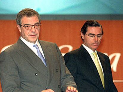 Antonio Alonso Ureba, a la derecha, junto al presidente de Telefónica, César Alierta, el pasado junio.