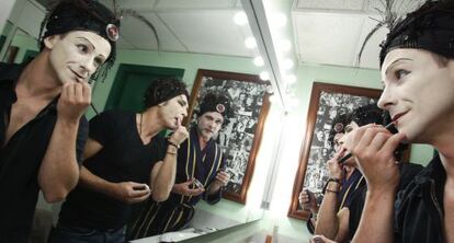 Actores de la obra &#039;Orquesta de se&ntilde;oritas&#039; se maquillan en el camerino. 