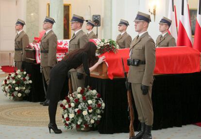 La hija de la fallecida pareja presidencial polaca, Marta Kaczynska, besa el féretro de su madre, Maria Kaczynska, en el palacio presidencial de Varsovia.