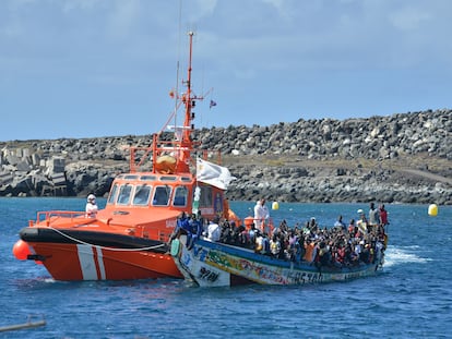 El cayuco con 320 personas a bordo ha llega al puerto de La Restinga (El Hierro).