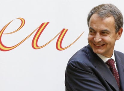 El presidente del Gobierno español, José Luis Rodríguez Zapatero, junto al logotipo de la presidencia española de la UE, ayer en Bruselas.