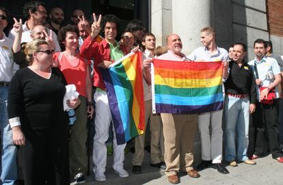 Pedro Zerolo celebra con otros militantes la aprobación del matrimonio igualitario, el 30 de junio de 2005.