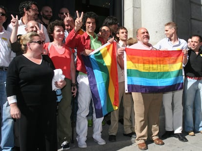 Pedro Zerolo celebra con otros militantes la aprobación del matrimonio igualitario, el 30 de junio de 2005.