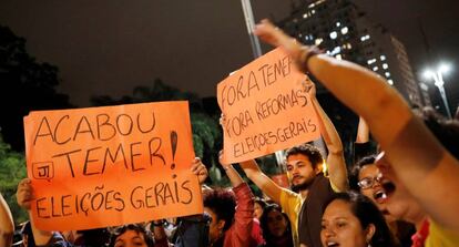 Em S&atilde;o Paulo, manifestantes pedem elei&ccedil;&otilde;es diretas em protesto contra Michel Temer, na noite de quarta-feira, na avenida Paulista. 