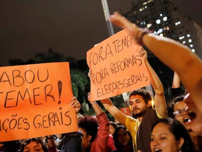 Em S&atilde;o Paulo, manifestantes pedem elei&ccedil;&otilde;es diretas em protesto contra Michel Temer, na noite de quarta-feira, na avenida Paulista. 