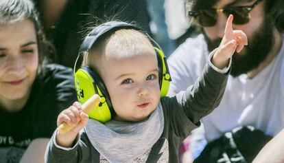 Un ni&ntilde;o disfruta de minim&uacute;sica.