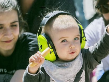 Un ni&ntilde;o disfruta de minim&uacute;sica.