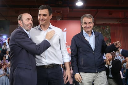 Rubalcaba with Pedro Sánchez and former Prime Minister Jose Luis Rodríguez Zapatero at a party rally in 2016.