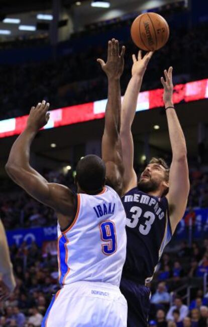 Ibaka trata de tapar un tiro a Marc Gasol
