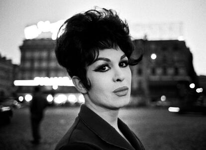 'Carmen' fotografíada por Christer Strömholm en Place Blanche, París, en 1961.