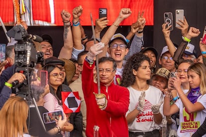 El presidente Gustavo Petro levanta la espada de Simón Bolívar al término de su discurso de esta mañana en Bogotá,(Colombia)